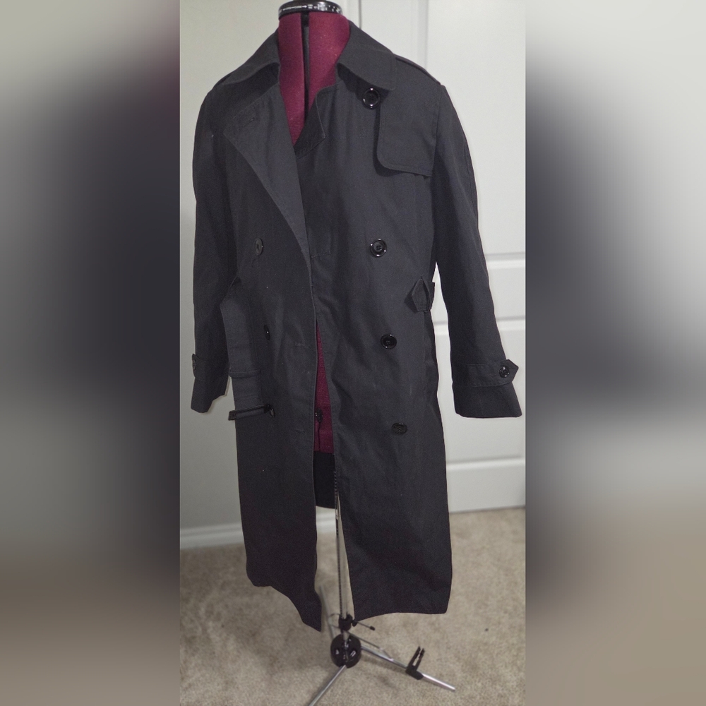 Black Trench Coat with Wide Lapels and Full-Length Cut